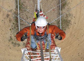 Génie civil, Jérémie Poirier vérifie l'installation d'une tour de télécommunications, Varcon Engineering Consultants (2008)