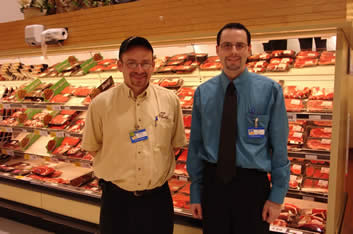 MBA, Joey Côté (droite) et son superviseur Stéphane Martin, Atlantic Superstore, Grand-Sault (2008)