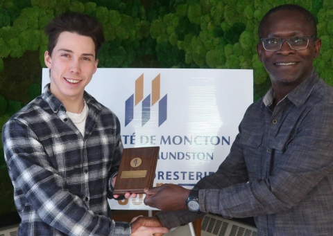 La médaille d’or de l’Institut forestier du Canada à Hugo Vézina