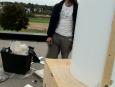 Une vue de l'installation sur le toit et l'artiste, Jean-Denis Boudreau