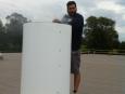 Une vue de l'installation sur le toit et l'artiste, Jean-Denis Boudreau