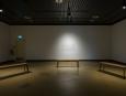 Roberto Santaguida, Signals, 2026. Bancs en bois, haut-parleurs vibrants, matériel audio, fresque murale peinte | Wooden benches, vibrating speakers, audio equipment, painted wall mural.